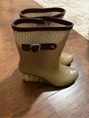 Sanmm Side Buckle Women’s Size 8 Patterned Beige Rain Boots with Brown Trim